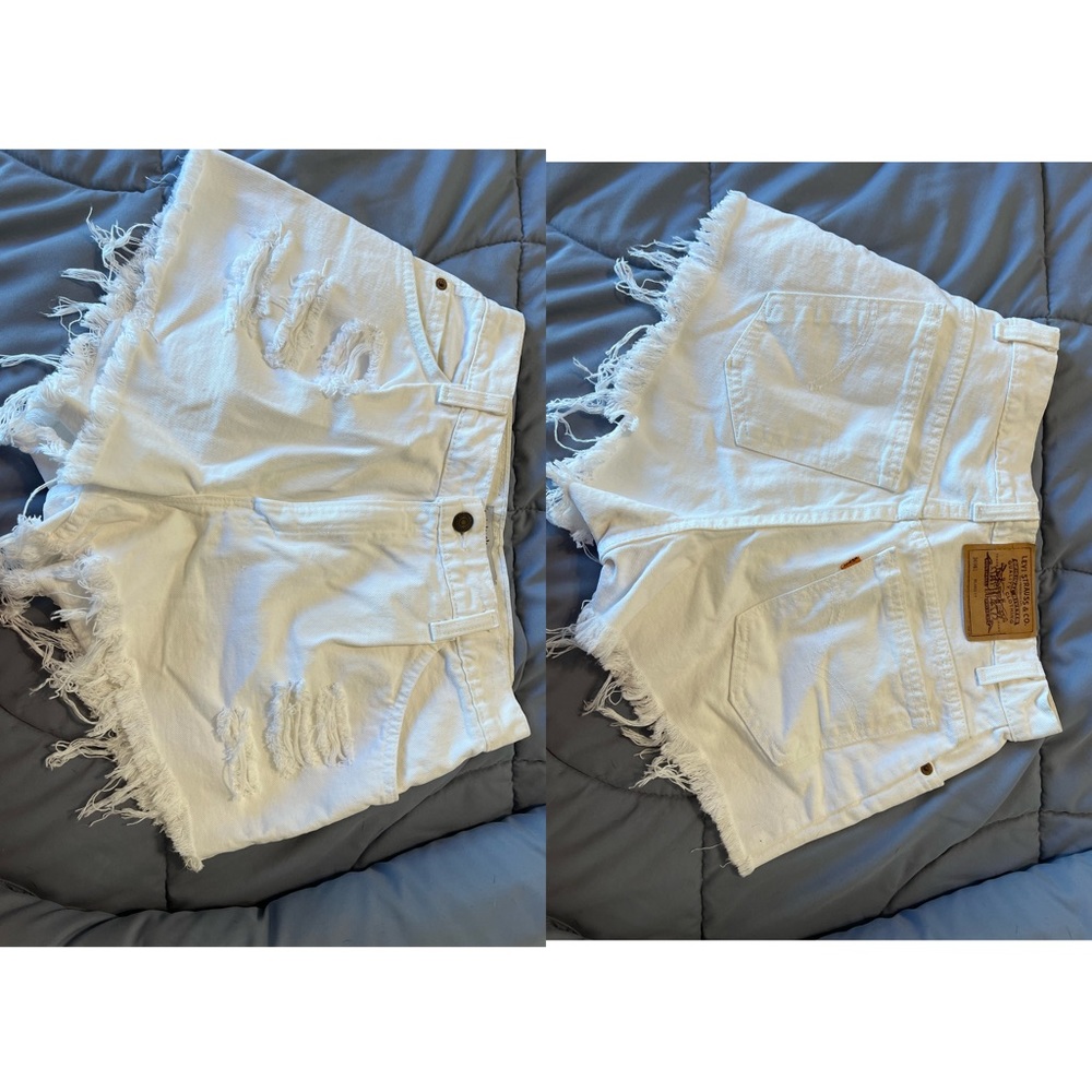 White Levi’s orange tag high rise cutoff shorts. Size 26
